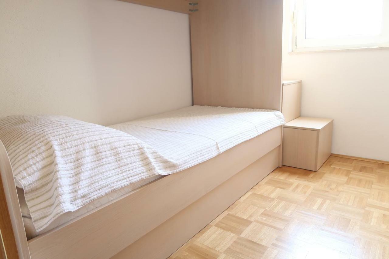Apartments Maras Примоштен Экстерьер фото